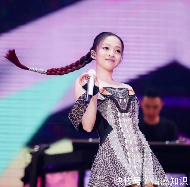 张韶涵登台演唱，一袭绿裙惊艳四座，当镜头移到她的手，我呆了