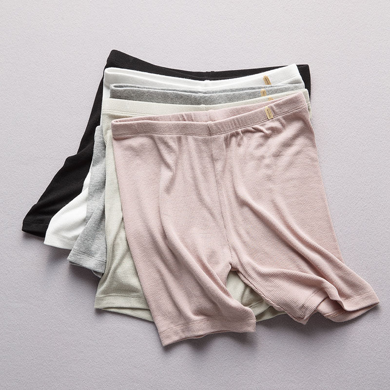 不穿裤子肉太多?穿了丝袜也太扎眼?聪明胖妹选择这么穿