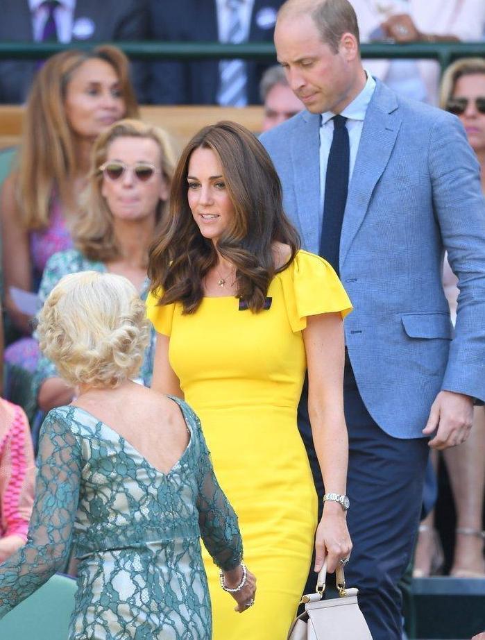 凯特生完路易斯多了一件“黄宝石”首饰, 搭黄色连衣裙非常洋气!