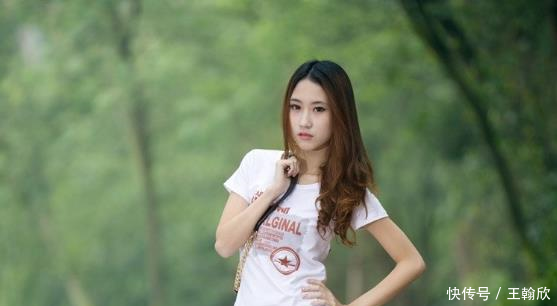 优雅清爽的牛仔裤美女，轻松秀出大长腿，网友动人心扉