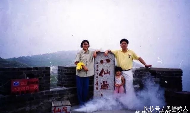 七十年代老照片：大城市里也有些人开始像西方一样，穿着比较开放