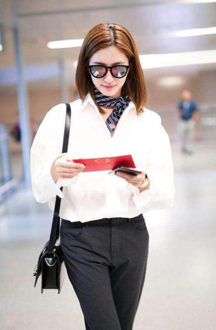 江疏影真大胆, 穿件“睡袍”就出门, 网友: 身材好就是任性!