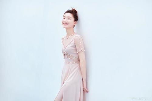 江疏影又惊艳了!穿连衣开叉裙显高贵,就连女人味都显现了出来!