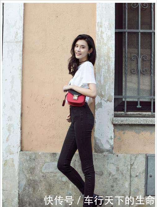 奚梦瑶真能作! 穿高跟鞋还裹一层塑料膜, 网友: 浓浓的臭脚丫味!