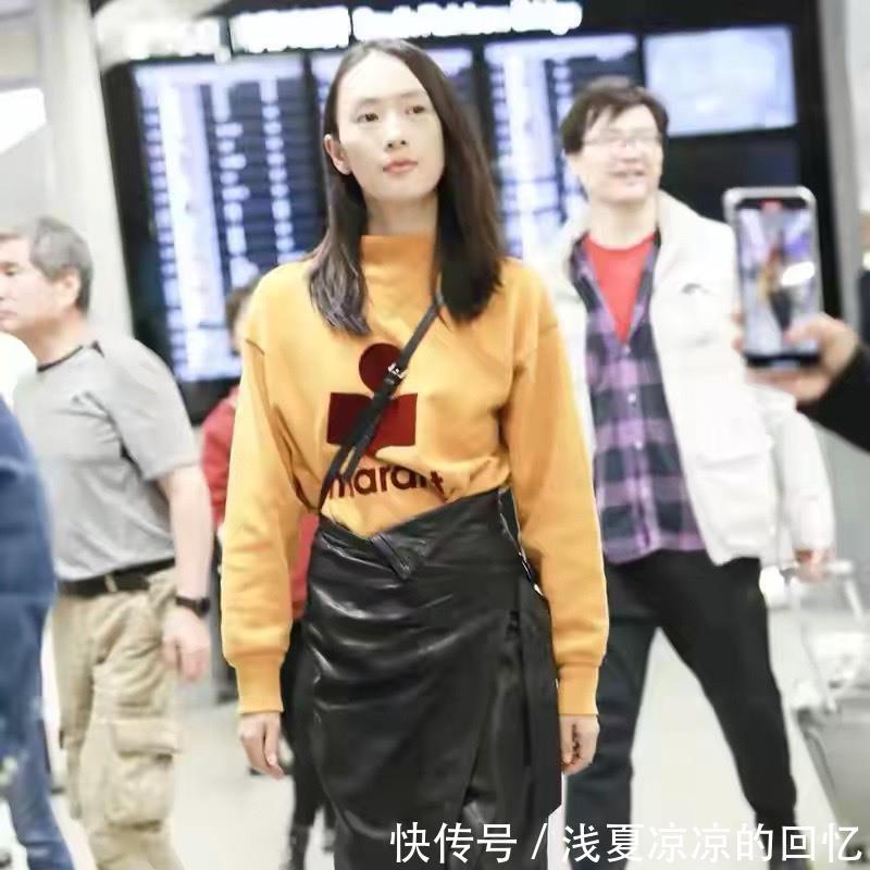  『没话说』童谣街拍好带感！穿皮裙搭卫衣，显露大长腿，身材好到没话说