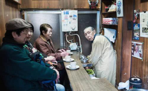 中国和日本退休老人的生活有什么不同看看日本的街头就明白了！