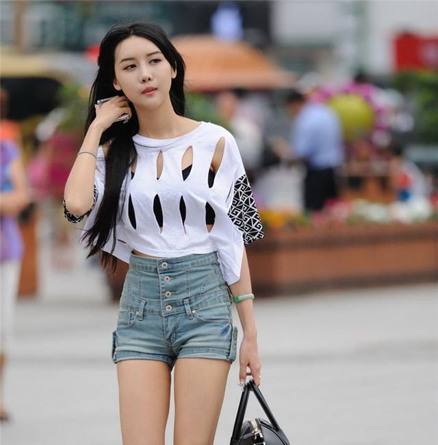 时尚街拍：美女镂空T恤高腰短裤大长腿女神