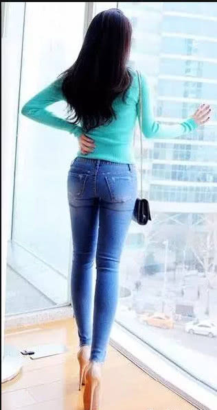 不必非要大长腿，也能让你赚足回头率，紧身裤也能穿得十足美