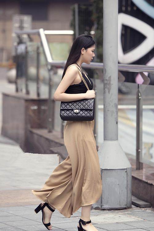 东莞街拍, 图一美女20万娶回家, 家里拆迁, 50万娶回图三的性感美