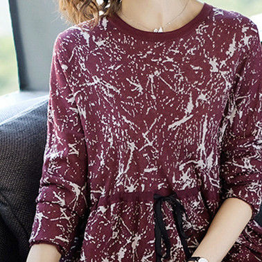 入秋后，头次见这么美的秋裙，虽小贵，但54岁妈妈穿美中添嫩