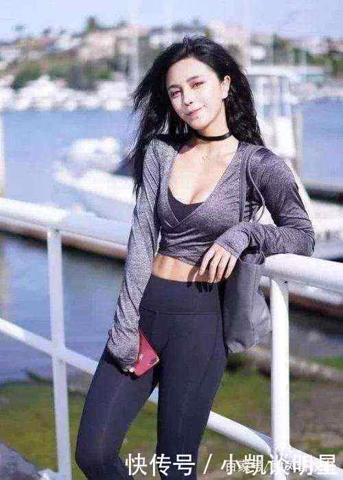 路人街拍：小姐姐一身瑜伽紧身服，将身材勾勒得凹凸有致