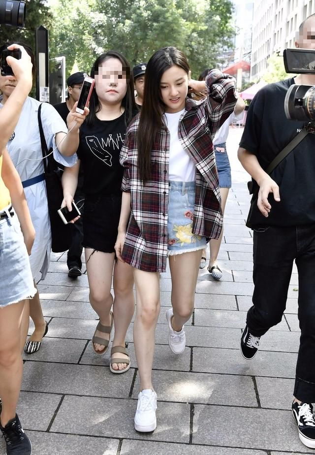 宋祖儿牛仔短裤还没外套长，手撩头发的动作太漂亮了