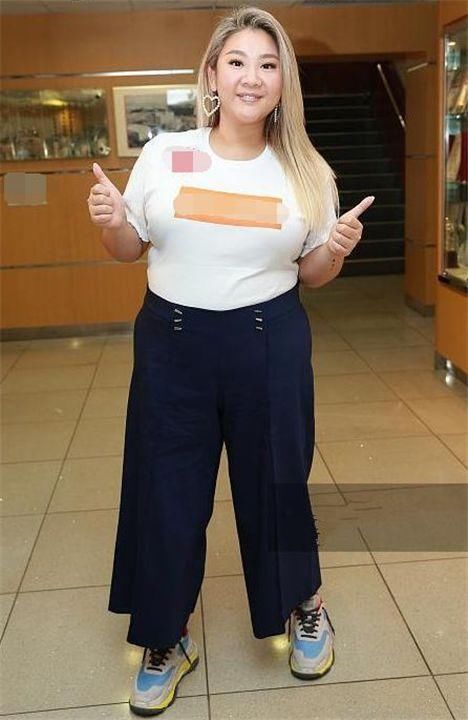 蒋欣现身机场，用一条阔腿裤告诉我们，微胖真的不用减肥！