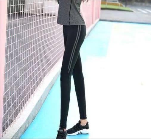 爱穿打底裤的健美美女，给人青春洋溢的感觉