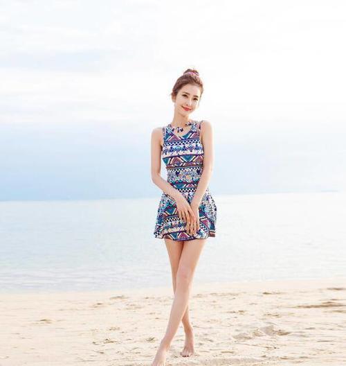 吊带裙式连体泳衣美女,清新可爱又动人,显得高雅又迷人!