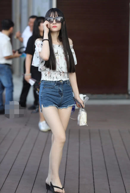 喜欢戴墨镜的小姐姐发现跟错了人，闺蜜在身后笑弯了腰，绝交吧