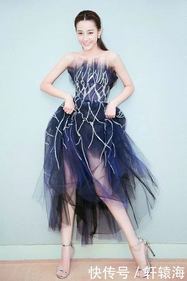 迪丽热巴穿薄纱裙凸显美腿,故意把衣服往上提,网友:她可真调皮