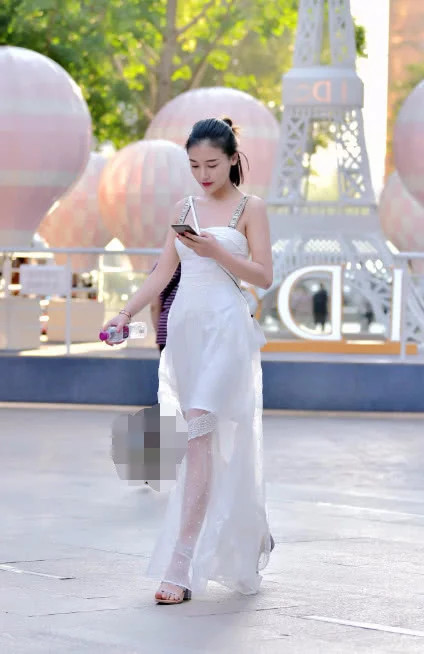 小姐姐一身轻纱伴娘装，尽显女神气质，不知道吸引了多少人的目光