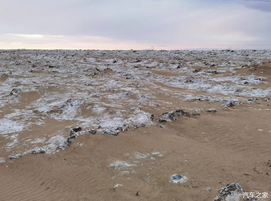 万里西游川甘青新第16天穿越大柴旦盐碱荒漠无人区游水上雅丹