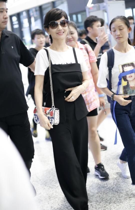 赵雅芝真疯狂！丝袜大红靴走机场，网友：20岁少女都不敢这么穿