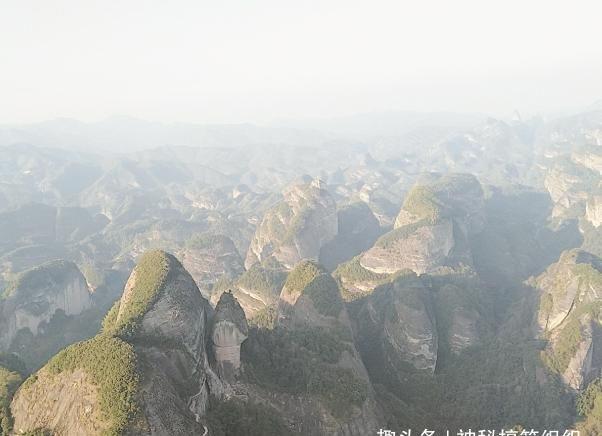 奇特寺庙在悬崖上 唯一小路仅有10厘米宽 太危险游客无人敢去