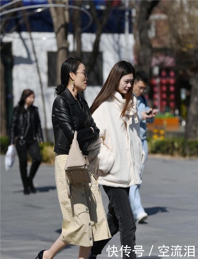  『出自己』卡其色的七分裤阔腿裤，搭配尖头细跟鞋，穿出春天的时尚味道