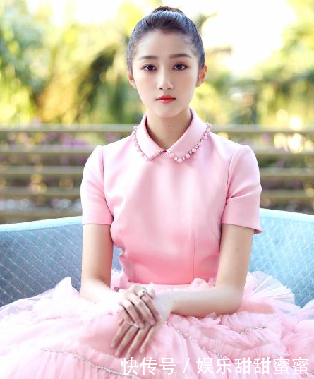 20岁宋祖儿和21岁关晓彤同穿粉色裙,小姐姐和大妈的差距!