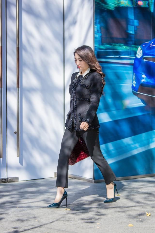  女强人■街拍：黑色职业套装的美女，看样子是个女强人