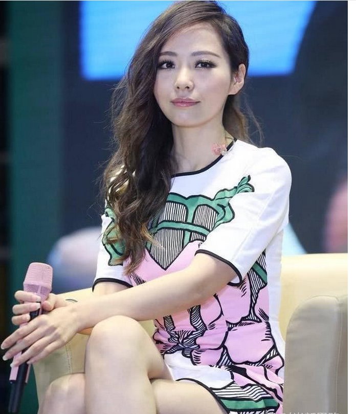 这发型真减龄!剪去长发换成波波头短发，网友:34岁秒变24岁少女