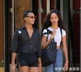 奥巴马19岁女儿与男闺蜜逛街，披散浓密长发，大脑门很耀眼