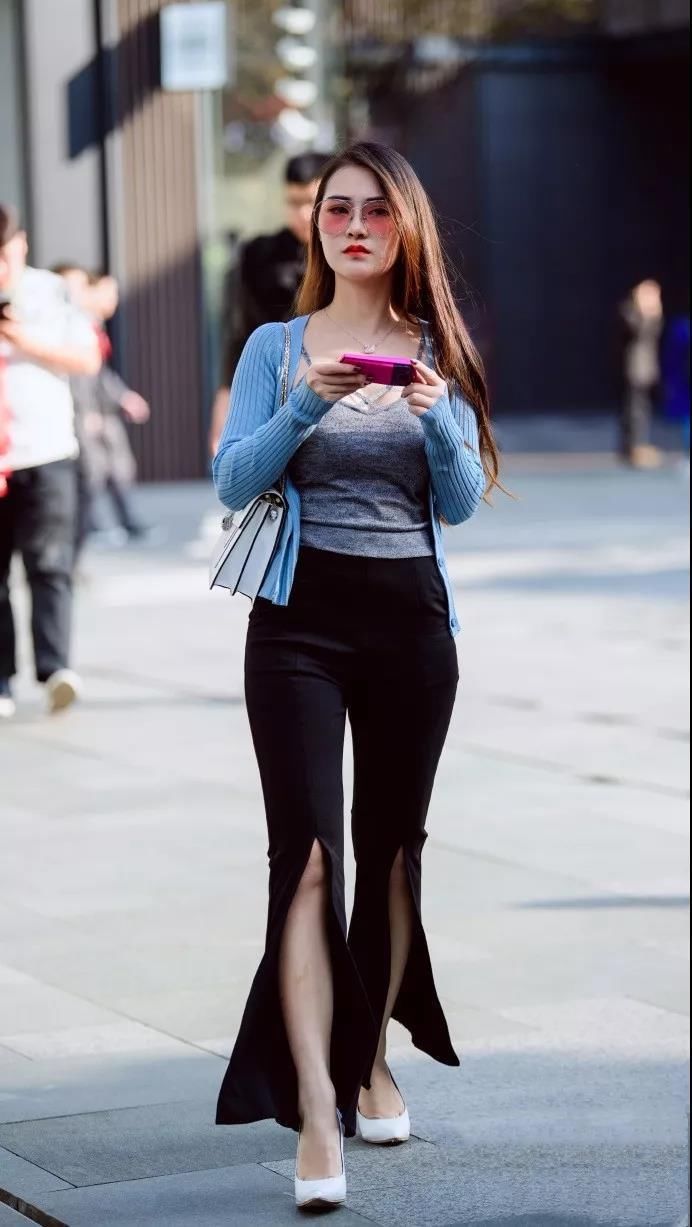 东莞街拍 美女与非美女的区别,就在一条背心上 好有熟女的味道!