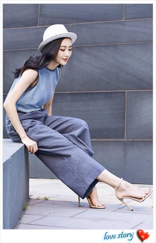 王鸥这种穿法真胆大！腰细毫无赘肉，网友：她小腹该有多平坦