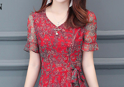 不得了!50岁婆婆穿这印花裙，实在太显嫩了，简直让我一饱眼福