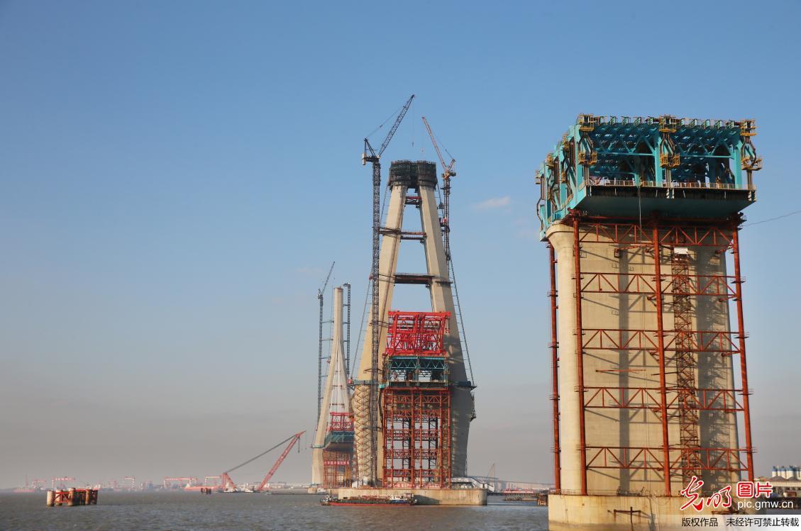 世界最高桥塔沪通长江大桥南主塔合龙