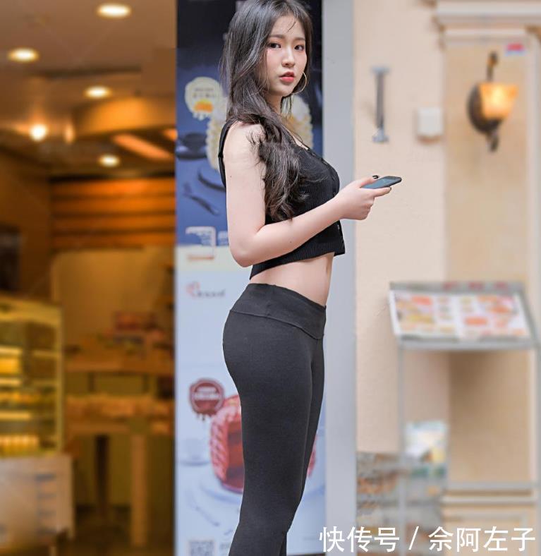 『 底裤』衬托出女性优美的曲线！，街拍：优雅迷人的紧身打底裤美女