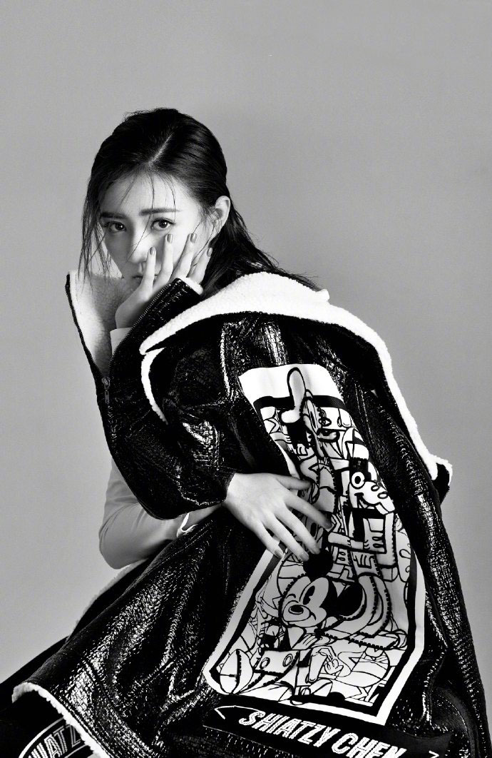 徐璐黑白大片，穿搭不同寻常，网友：空调只开了10度？