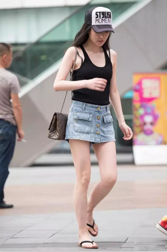 小姐姐散步，独特漂亮白皙皮肤，身材很耐看！