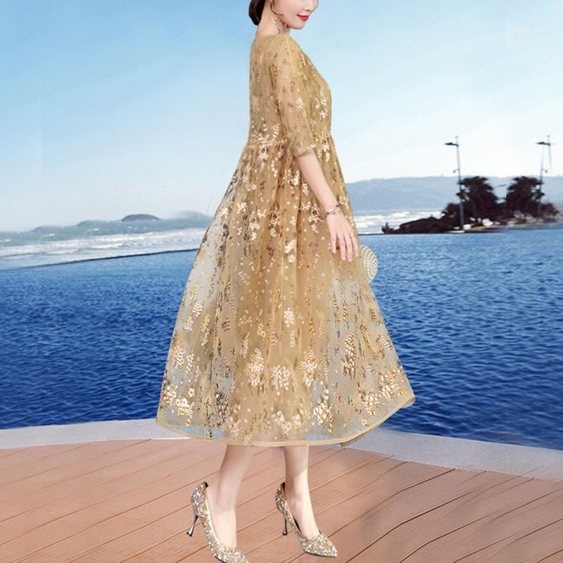 妈妈49岁，出门从不穿阔腿裤!只穿这洋气裙子，比旗袍甜美减龄