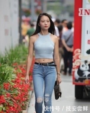 让小姐姐:修身背心搭配牛仔裤,时尚又奢华,彰显女人的独特魅力!