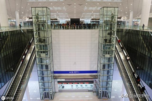  高铁@乘坐这条城际高铁去机场大约15分钟，12元钱票价的确不贵