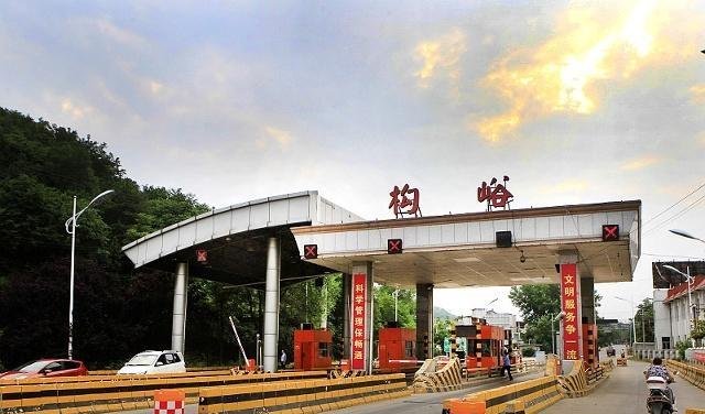 中国有十三万公里的高速公路，那么收费站每天可以收多少钱呢