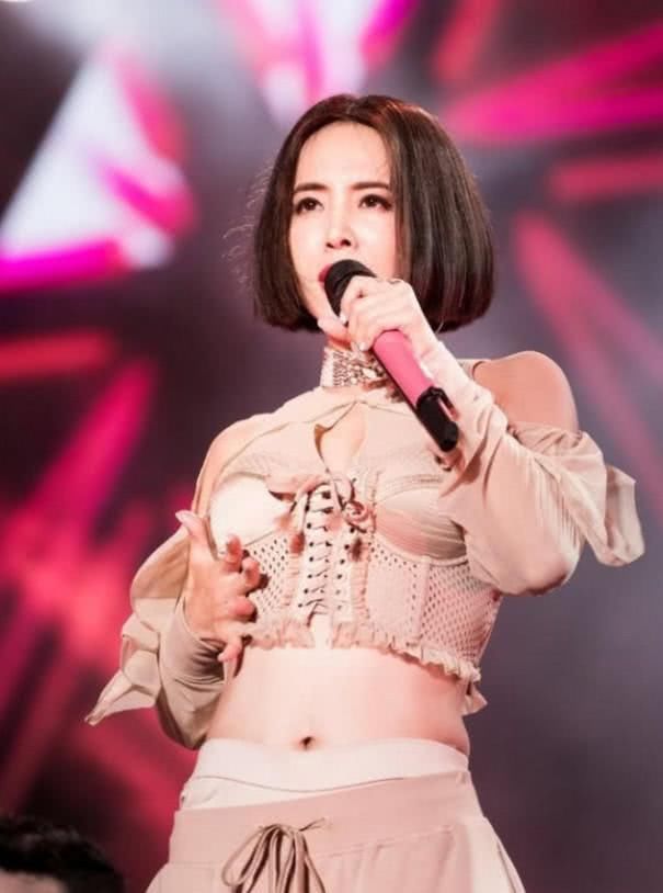 蔡依林又现惊人穿搭：露出里裤还不够，外裤都快要掉下去了！