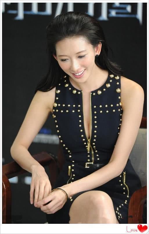 林志玲太敢穿了！胸前只靠一条拉链，网友：强迫症的都不敢看！