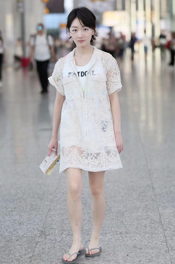 当周冬雨在脱掉高跟鞋后,身高成了“车祸”现场,全靠高跟鞋硬撑