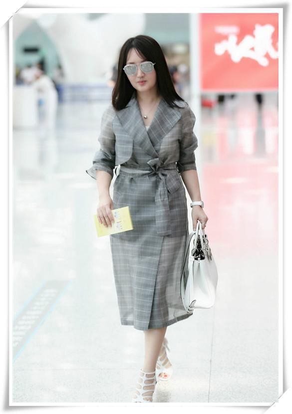 47岁杨钰莹嫩出天际!一条白色纱裙满屏仙气,网友:只有17岁吧!