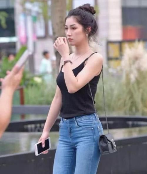  「美女」街拍：皮肤白皙的美女，一件浅蓝色衬衫配白色裤子，时尚优雅气质
