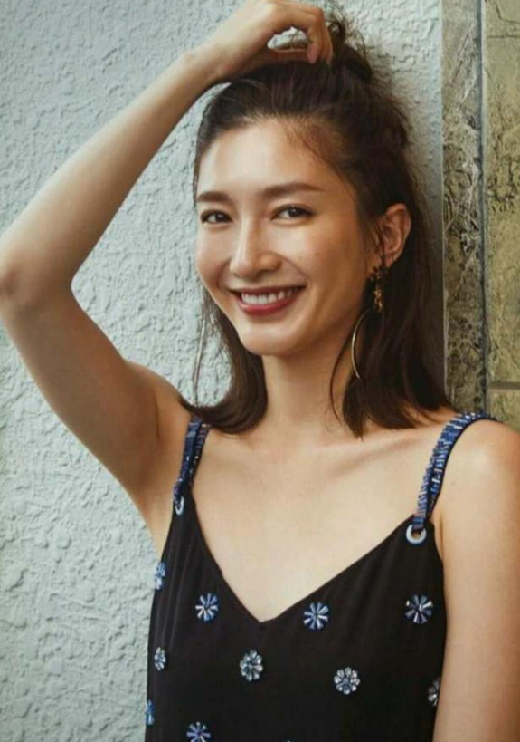 江疏影放大招，衣服仅用两根细绳撑着，网友：差点没认出来！