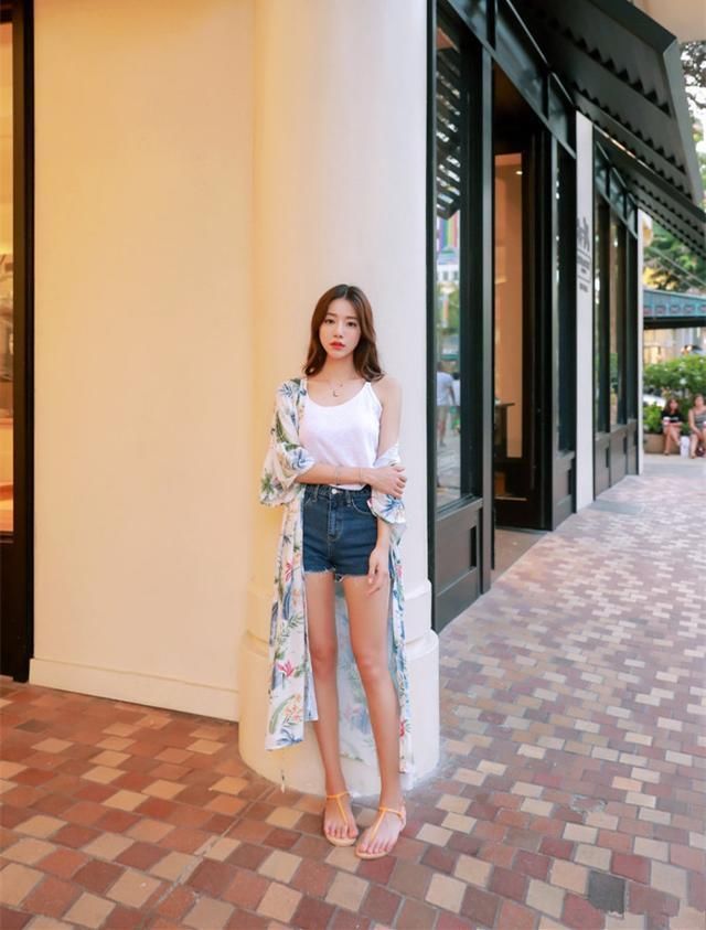 街拍 长腿热裤美女，青春不悔，脚步不歇！