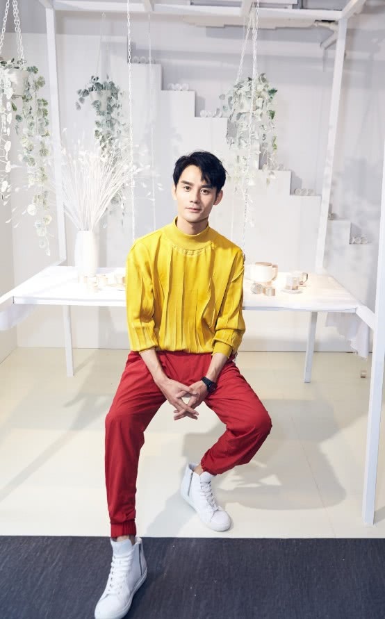 “番茄炒蛋”穿搭太火热，连王凯都忍不住穿上身，真是紧追潮流！
