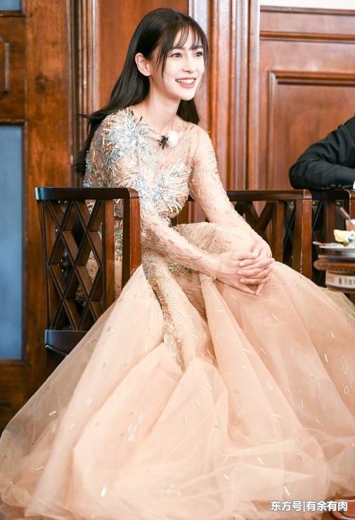杨颖这次穿错了，一身亮片像是偷穿妈妈衣服的宝宝，略显老气!